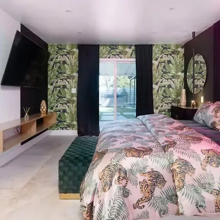 The Blush - With Pool, Bars, Neons! Villa